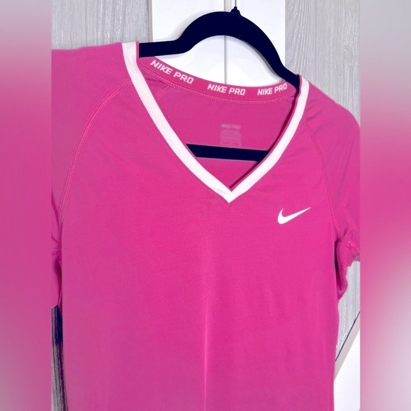 D19.16 Nike Pro Drifit Pink Work Out V Neck Tee M - Picture 2 of 5